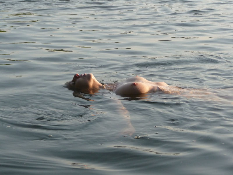 [ image : une femme se baignant seins nus ]